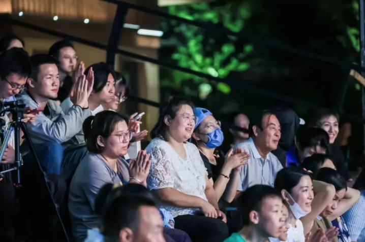青年導(dǎo)演創(chuàng)作扶持計劃現(xiàn)場演出引觀眾掌聲（濟寧新聞網(wǎng)）