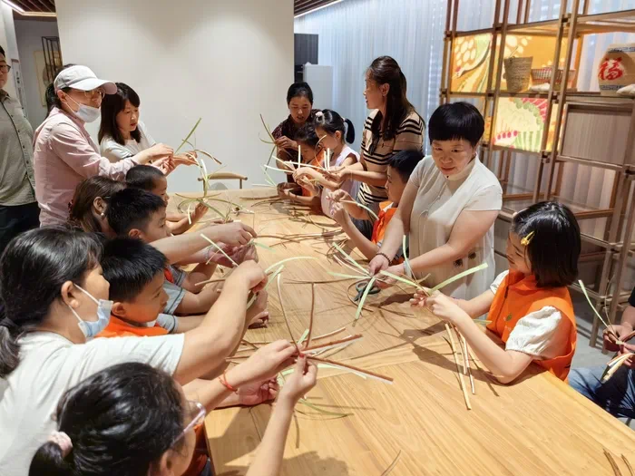 山東手造展示體驗中心，博興草編傳承人張慧華帶孩子們體驗草編技藝