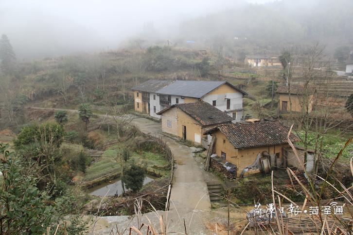 在“八角樓燈光”的照耀下，神山村實(shí)現(xiàn)了由山區(qū)到景區(qū)的歷史性跨越，交出了一份脫貧攻堅(jiān)的“漂亮”答卷。如今的神山村，正在鄉(xiāng)村振興的大道上闊步前行。圖1為神山村農(nóng)村住房舊貌（圖片由茅坪鎮(zhèn)提供）.jpg